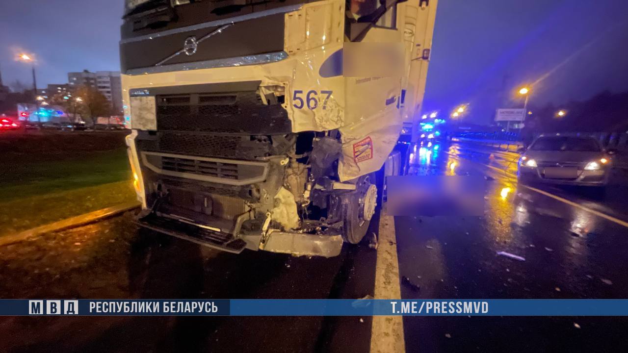 В Минске фура насмерть сбила двух человек, которые вышли на дорогу осмотреть авто после другого ДТП