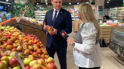 Министр торговли пообещал белорусам «достойную цену» на белорусские яблоки. Дешевле станут?