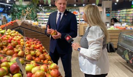 Министр торговли пообещал белорусам «достойную цену» на белорусские яблоки. Дешевле станут?