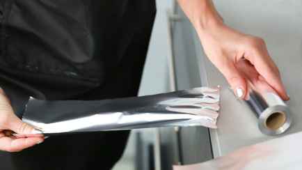 Зачем и когда нужно оборачивать руки фольгой? Дело не в теории заговора