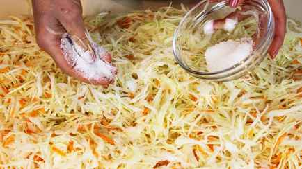 Сколько соли нужно при квашении капусты? Узнали правильные пропорции