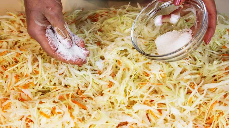 Сколько соли нужно при квашении капусты? Узнали правильные пропорции