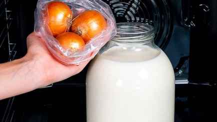 Положите три луковицы в молоко и поставьте в духовку. Это блюдо никого не оставит равнодушным