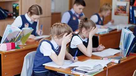 Должны ли дети ходить в школу по субботам и что делать, если жарко в «обязательном элементе формы»? Минские чиновники пояснили правила