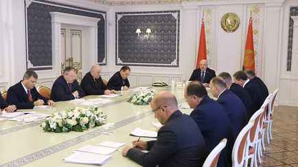 Лукашенко назвал чиновникам «самое узкое место» и приказал «встать с колен» и «шевелиться»