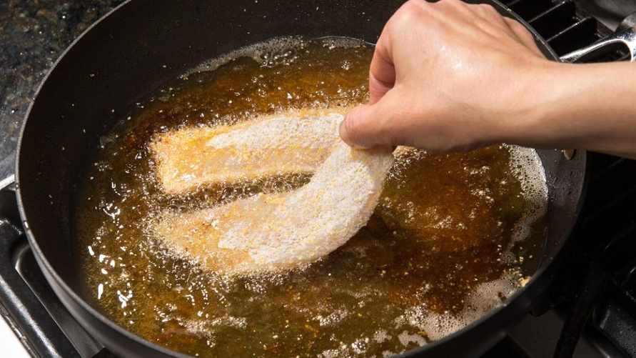 Добавьте этот напиток, когда жарите рыбу. Так она получится нежнее и вкуснее