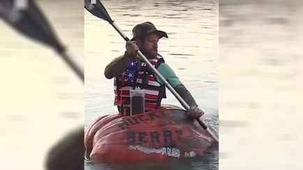 Мужчина проплыл 61 км на огромной тыкве. В Сети появилось видео