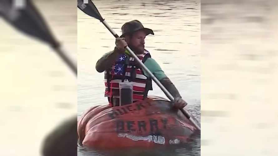 Мужчина проплыл 61 км на огромной тыкве. В Сети появилось видео