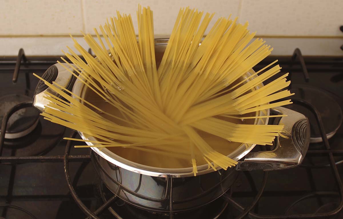Многие люди неправильно варят спагетти? Вот какое движение нужно обязательно сделать вначале