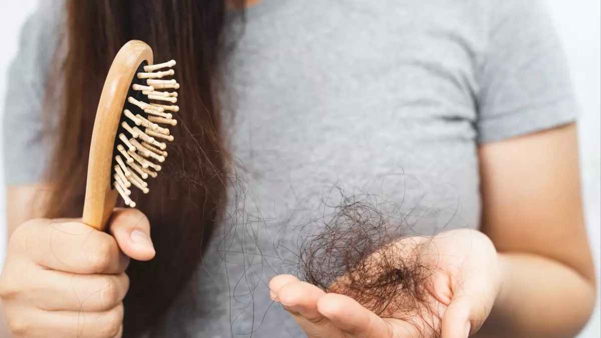 Почему осенью волосы выпадают чаще? Трихолог назвала 2 основные причины. А что делать?