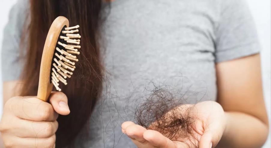 Сезонное выпадение волос — это недуг, которым страдают