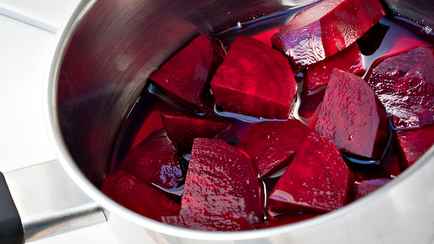 Добавьте пол-ложки этого, когда варите свеклу. Так она не потеряет свой аппетитный цвет