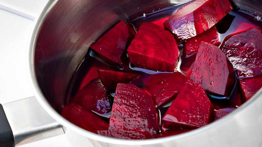 Добавьте пол-ложки этого, когда варите свеклу. Так она не потеряет свой аппетитный цвет