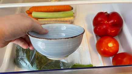 Поставьте миску с этим в холодильник поближе к овощам. Вот почему так полезно делать всем