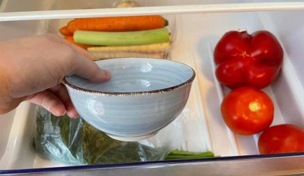 Поставьте миску с этим в холодильник поближе к овощам. Вот почему так полезно делать всем