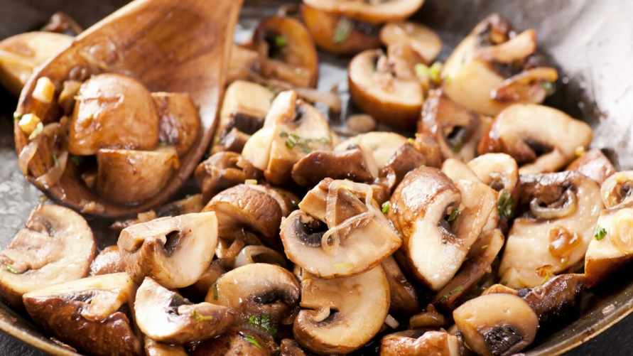 Исправьте эти 3 ошибки, когда жарите грибы. Тогда они получатся хрустящими