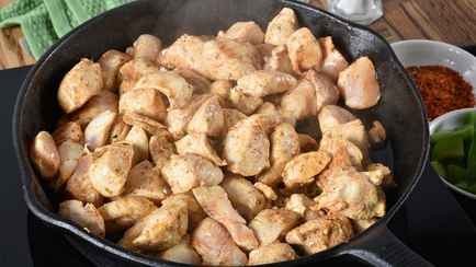 Эти 2 ошибки при жарке курицы допускают многие. Как сделать мясо сочнее?