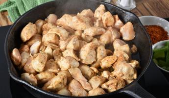 Эти 2 ошибки при жарке курицы допускают многие. Как сделать мясо сочнее?