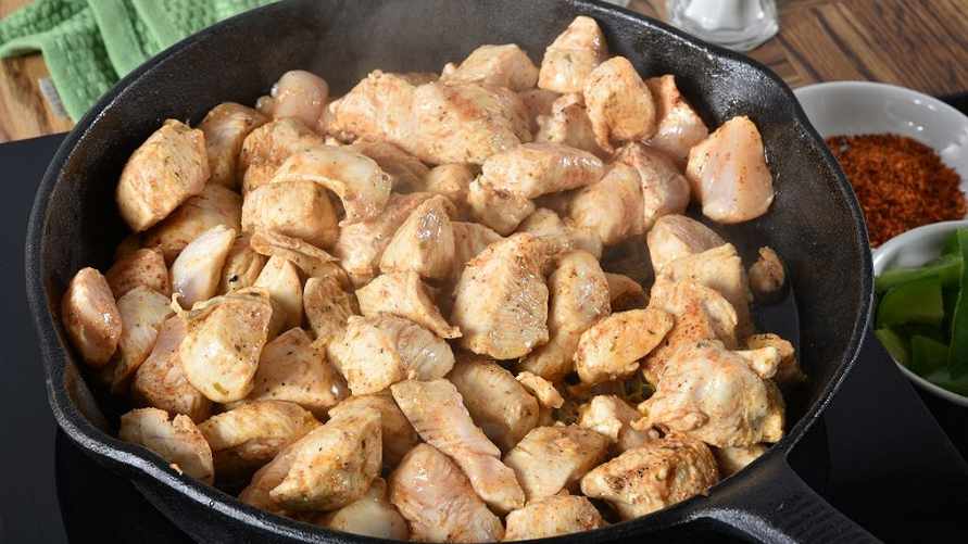 Эти 2 ошибки при жарке курицы допускают многие. Как сделать мясо сочнее?