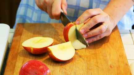 Почему яблоки темнеют при нарезке? Нашли способ оставить их красивыми на столе подольше