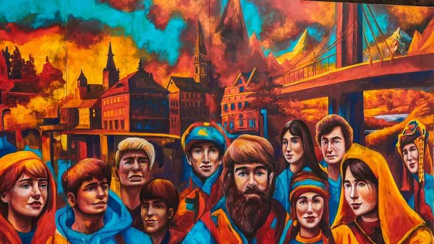 В России жителям негазифицированного Красноярска "подарили" газопровод. Но в виде странной 20-метровой картины