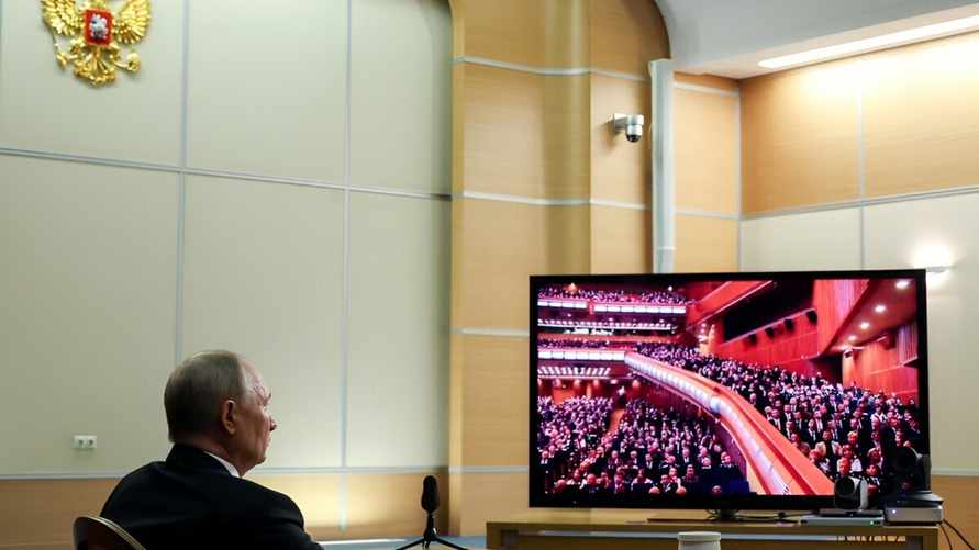 Путин призвал россиян рожать по 8 детей на семью. Зачем?