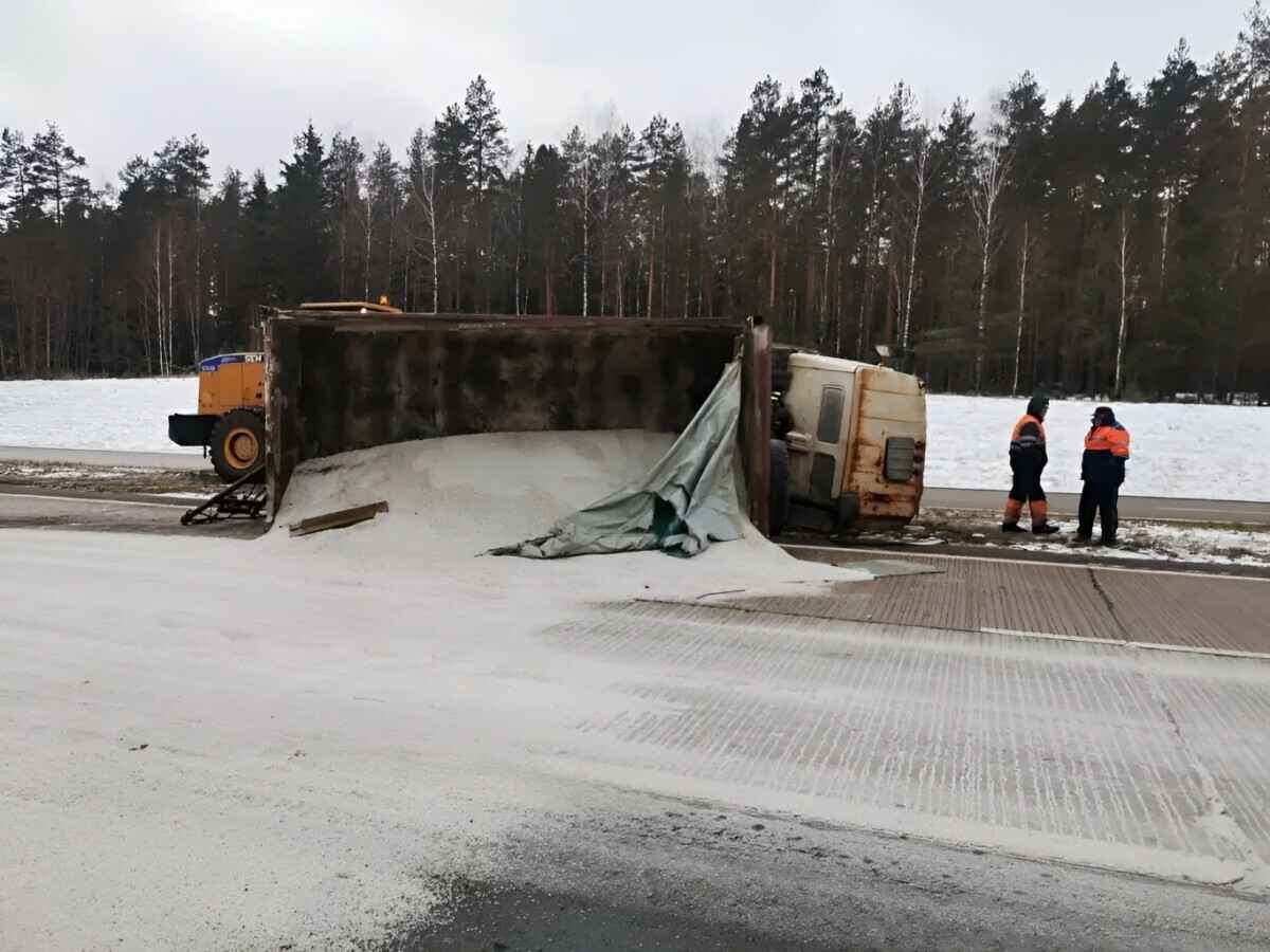 Грузовик с солью перевернулся на Слуцкой трассе