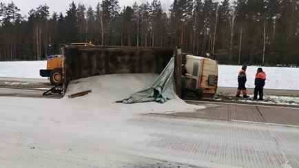 Грузовик с солью перевернулся на Слуцкой трассе
