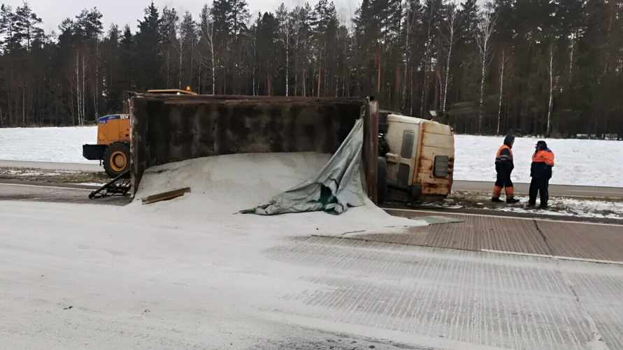 Грузовик с солью перевернулся на Слуцкой трассе