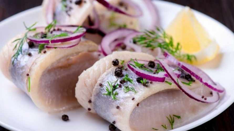 В чем вымачивать селедку, кроме молока? Эти 4 жидкости придадут рыбе новый уникальный вкус