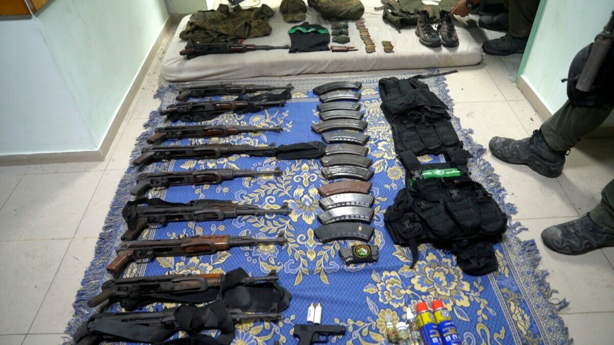 ЦАХАЛ показал оружие, найденное в госпитале аль-Шифа в Газе