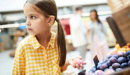 Что делать, если ребенок ворует в магазине? Психологи рассказали, почему нельзя кричать