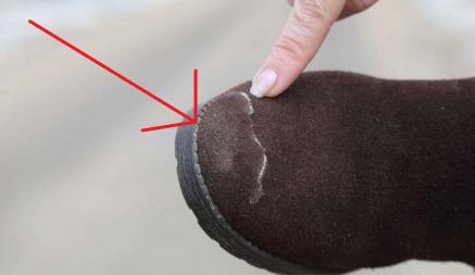 Как очистить замшевую обувь от соли и реагентов? Вотрите в нее эти 2 ингредиента
