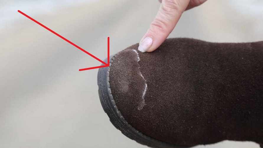 Как очистить замшевую обувь от соли и реагентов? Вотрите в нее эти 2 ингредиента