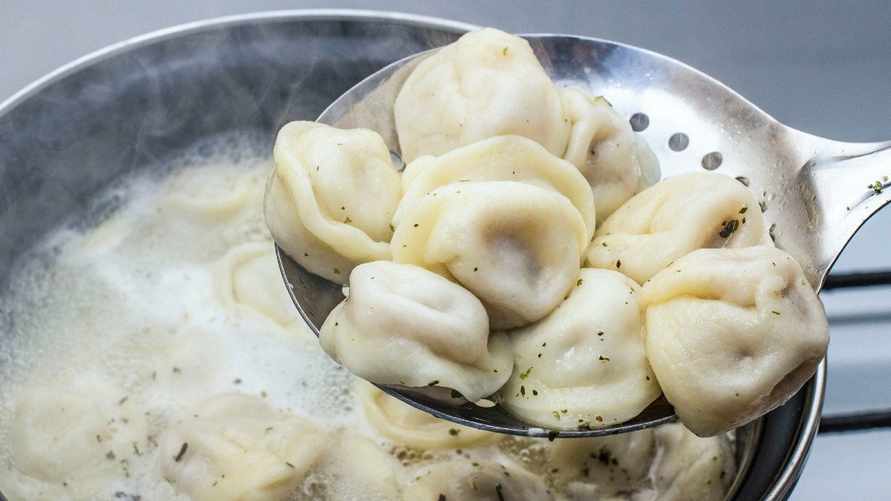 Большинство людей неправильно варят пельмени? Вот что нужно сделать, чтобы они получились идеально вкусными