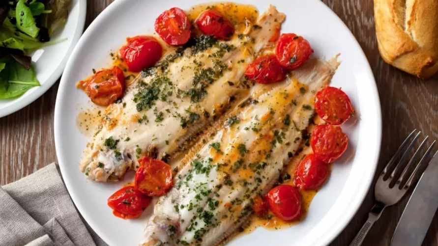 Приготовьте эту страшную, но вкусную рыбу с помидорами или лимоном. Нашли 2 рецепта