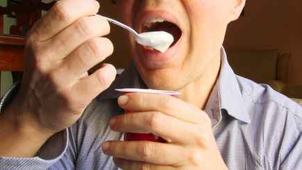 Можно ли есть просроченный йогурт? Эксперты объяснили, когда его точно нужно выбросить