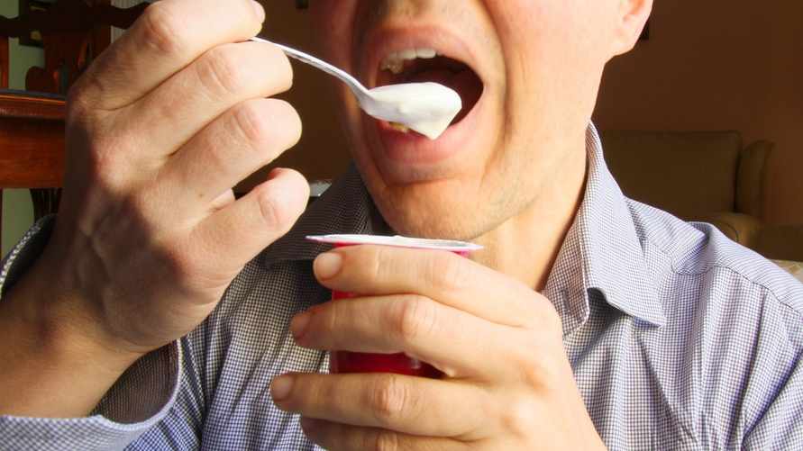 Можно ли есть просроченный йогурт? Эксперты объяснили, когда его точно нужно выбросить