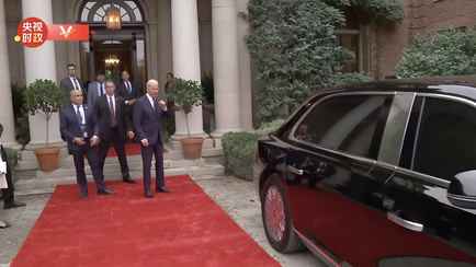 «Какая красивая» — Си Цзиньпин разрешил Байдену заглянуть в свой секретный лимузин. Похожие уже начали делать под Минском?