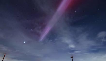 Прошедшее мощное Северное сияние сопровождалось необычными лучами через все небо. Что это было?
