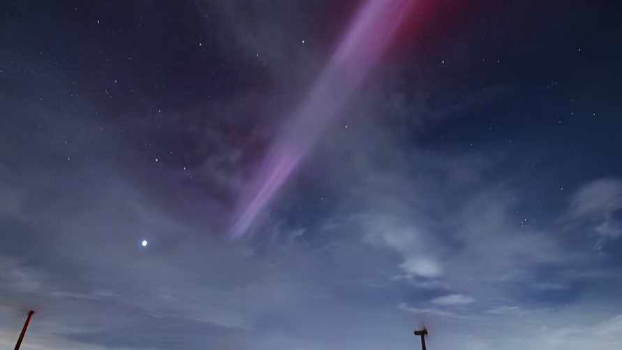Прошедшее мощное Северное сияние сопровождалось необычными лучами через все небо. Что это было?