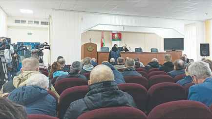 «Думал, проскочу» — В Минске устроили показательный суд над водителем, который на погрузчике заехал на проспект Независимости. Как наказали?