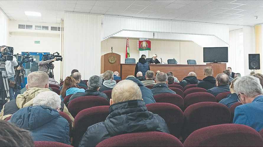 "Думал, проскочу" - В Минске устроили показательный суд над водителем, который на погрузчике заехал на проспект Независимости. Как наказали?