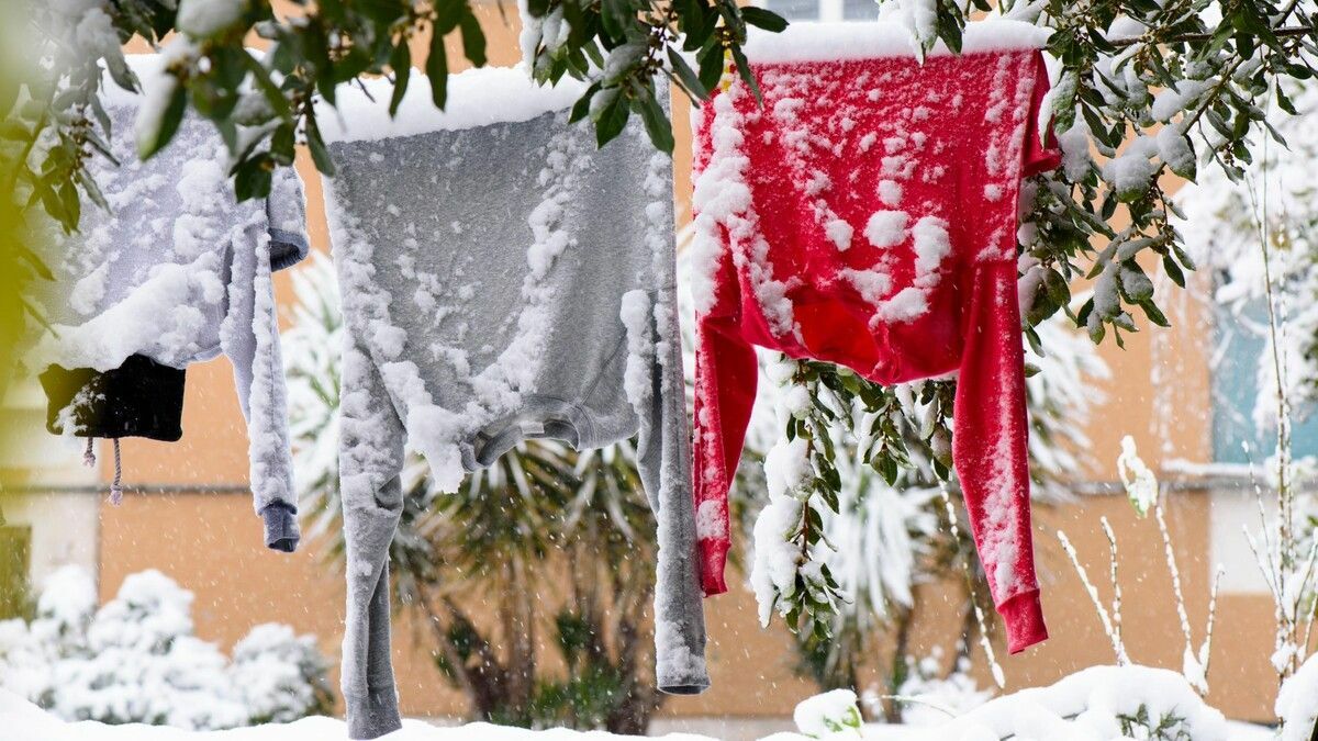 Эти 8 хитростей помогут быстрее высушить постиранную одежду осенью и зимой. Зачем выносить ее на улицу?