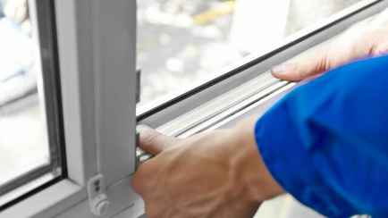 Как утеплить пластиковые и деревянные окна на зиму? Нашли 7 бюджетных или бесплатных способов