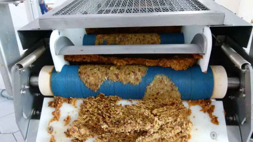 В процессе выпаривания сок нагревается в вакууме, но не кипятится, так как он может потерять все свои полезные свойства. В конечном результате получается тягучая масса. Фото: kyxnilargo.ru