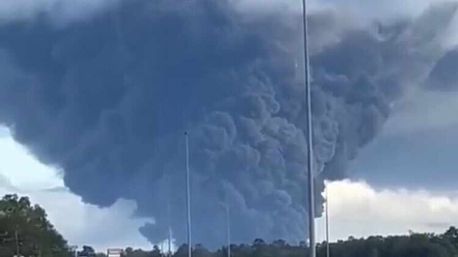 В США взорвался химический завод. Местные жители поделились видео