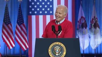 «Это был не я» — Байден вызвал хохот и овации, пошутив про свои частые падения