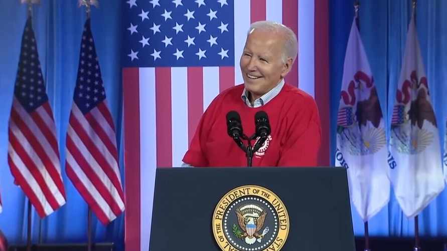 "Это был не я" - Байден вызвал хохот и овации, пошутив про свои частые падения