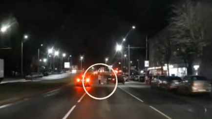 ГАИ показала видео, как пешеходы в Могилеве устроили ДТП и скрылись. Какое наказание грозит?
